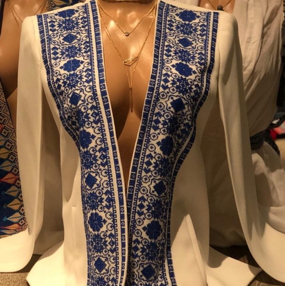 Embroidered cape - Picture 1 of 6